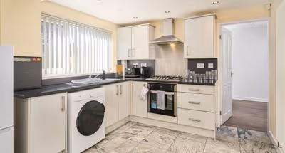 Spacious 4 Bed Home, Sleeps 10, Pool Table, Parking