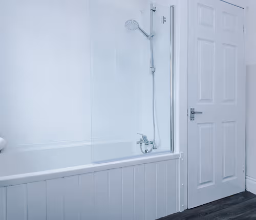 NEW! Spacious Home, Ideal for Groups, FREE Parking