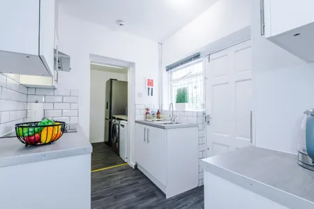 NEW! Spacious Home, Ideal for Groups, FREE Parking