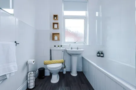 NEW! Spacious Home, Ideal for Groups, FREE Parking