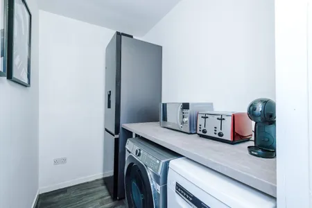 NEW! Spacious Home, Ideal for Groups, FREE Parking