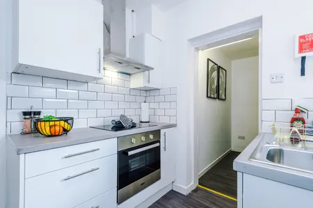 NEW! Spacious Home, Ideal for Groups, FREE Parking