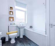 NEW! Spacious Home, Ideal for Groups, FREE Parking