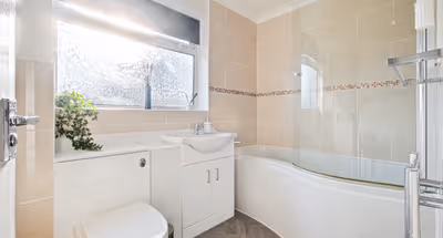 Family bathroom at 18 Salcombe Close