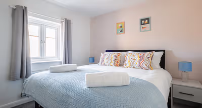 Double bed bedroom at 8 King Alfred Way