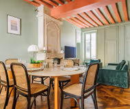 Crown jewel of Ile de la Cité -The cobblestoned street of rue Chanoinesse