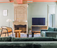 Crown jewel of Ile de la Cité -The cobblestoned street of rue Chanoinesse