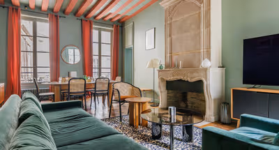 Crown jewel of Ile de la Cité -The cobblestoned street of rue Chanoinesse