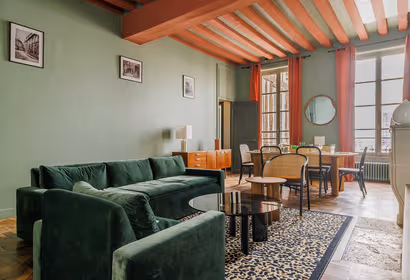 Crown jewel of Ile de la Cité -The cobblestoned street of rue Chanoinesse