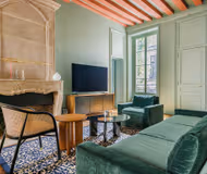 Crown jewel of Ile de la Cité -The cobblestoned street of rue Chanoinesse