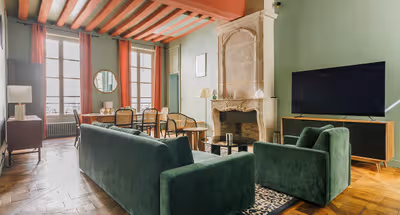 Crown jewel of Ile de la Cité -The cobblestoned street of rue Chanoinesse