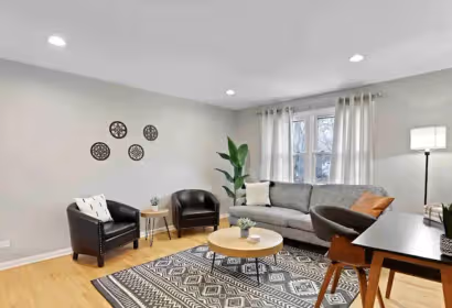 Lovely 3-Bedroom Retreat in Schaumburg – Prime Location & Comfort!