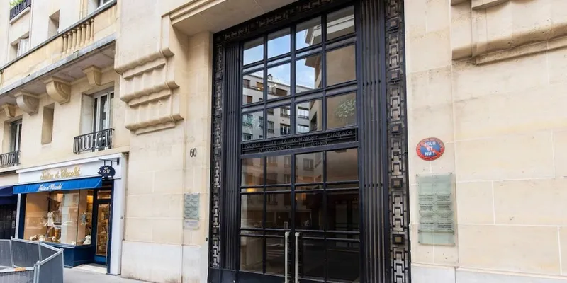 Entrance of Luxurious 250m² Retreat in La Muette – Perfect for Groups