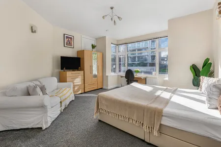 Luxury bedroom at Caledonian road near Emirates by MySquare