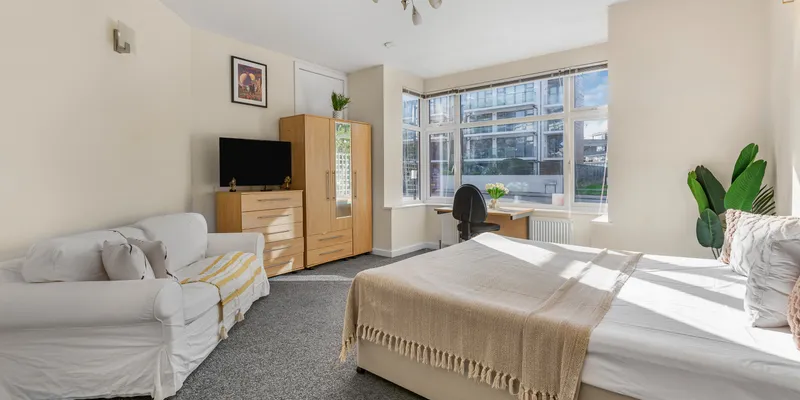 Luxury bedroom at Caledonian road near Emirates by MySquare