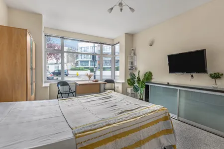 Luxury bedroom at Caledonian road near Emirates by MySquare