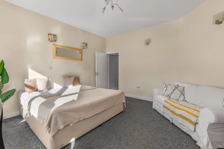 Luxury bedroom at Caledonian road near Emirates by MySquare
