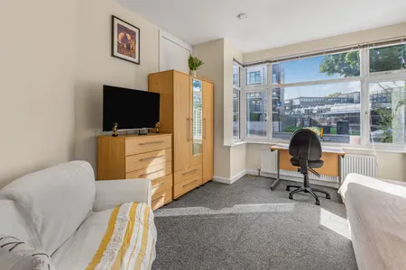 Luxury bedroom at Caledonian road near Emirates by MySquare