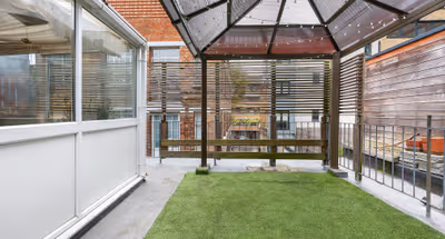 2-bedroom Hoxton apartment with roof terrace!