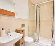 Main bathroom at 13 Herschel Place