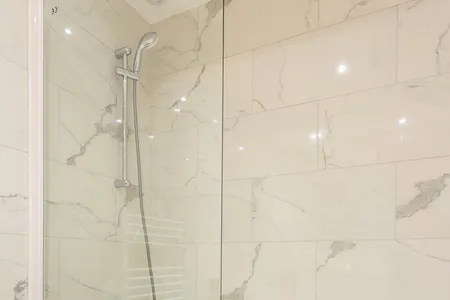 Ideal Group Stay: Elegant 4-Bedroom Apartment in Saint-Ambroise