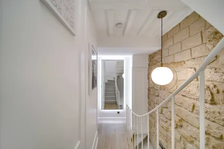 EXCEPTIONAL SPACE &VOLUME-A 90M2 TOWNHOUSE NEXT TO LOUVRE &ROYAL PALACE GARDENS