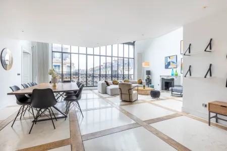340M2 LUXURIOUS PENTHOUSE IN AVENUE MONTAIGNE