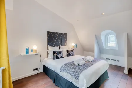 340M2 LUXURIOUS PENTHOUSE IN AVENUE MONTAIGNE