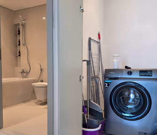 2BDR BEACH FRONT APT WITH SEA VIEW AND BEACH ACCESS - EMAAR BEACH FRON