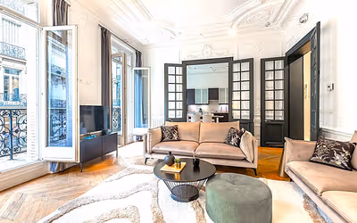 Parisian Glamour: 175m² Luxury on Champs Elysées