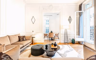 Parisian Glamour: 175m² Luxury on Champs Elysées