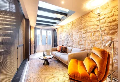 110m2 a classic luxury home with memorable views of the Seine on Quai de Bourbon