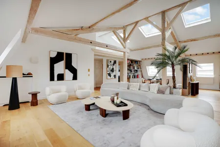 INDULGE IN LUXURY ADORNED WITH PLUSH FURNISHINGS-PENTHOUSE RUE DU HONORE