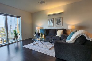 NE John Deshields Apartment