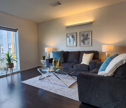 NE John Deshields Apartment