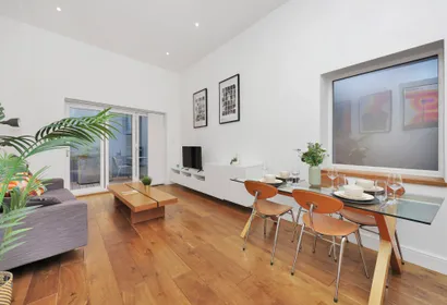 1-bed flat in Broadway Market, Hackney