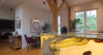 Rue de Service Apartment