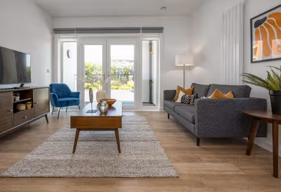 Onsite Gym | Roof Terrace | Free Parking | Balcony | 3 mins walk to train station