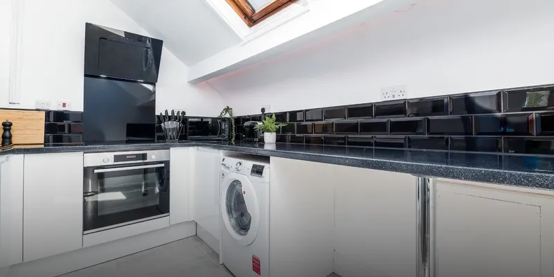 Fully equipped kitchen at Stunning 2 Bed Apartment | Free Parking &amp; Wifi
