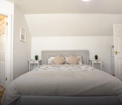 Inviting & Spacious Home | Free Parking | Hospital