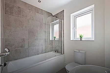 Stunning Four Bed Home | Free Parking and Wi-Fi