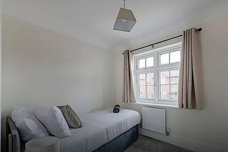 Stunning Four Bed Home | Free Parking and Wi-Fi