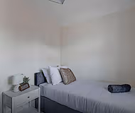 Stunning Four Bed Home | Free Parking and Wi-Fi