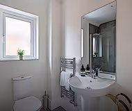 Stunning Four Bed Home | Free Parking and Wi-Fi