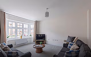 Stunning Four Bed Home | Free Parking and Wi-Fi