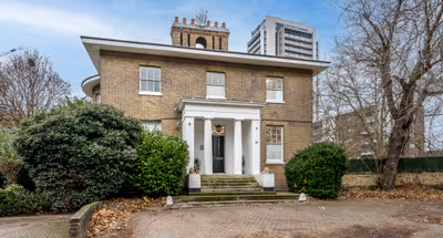 Luxury Bridgehouse Apartment - Waterfront Escape  Canary Wharf Serenity