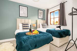 4 Bedroom House - Central MK -  Free Parking, Garden and Smart TVs with Netflix by Yoko Property