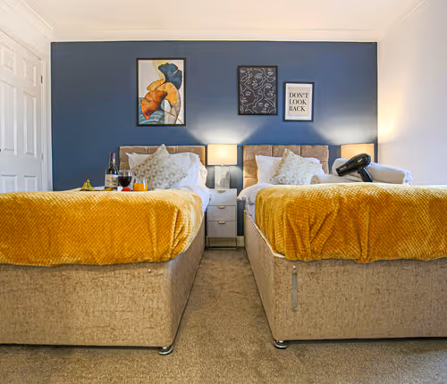 6 Bedroom House with Air Hockey, Parking & Garden