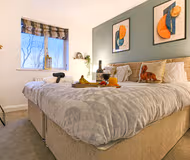 6 Bedroom House with Air Hockey, Parking & Garden