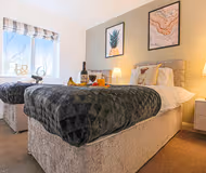 6 Bedroom House with Air Hockey, Parking & Garden